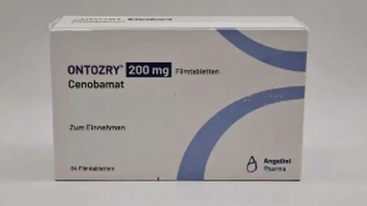 医生在诊室为患者解释西诺氨酯 200mg的服用频次